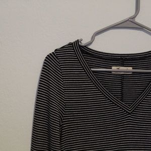 hollister / 3/4 sleeve v neck tee / striped black